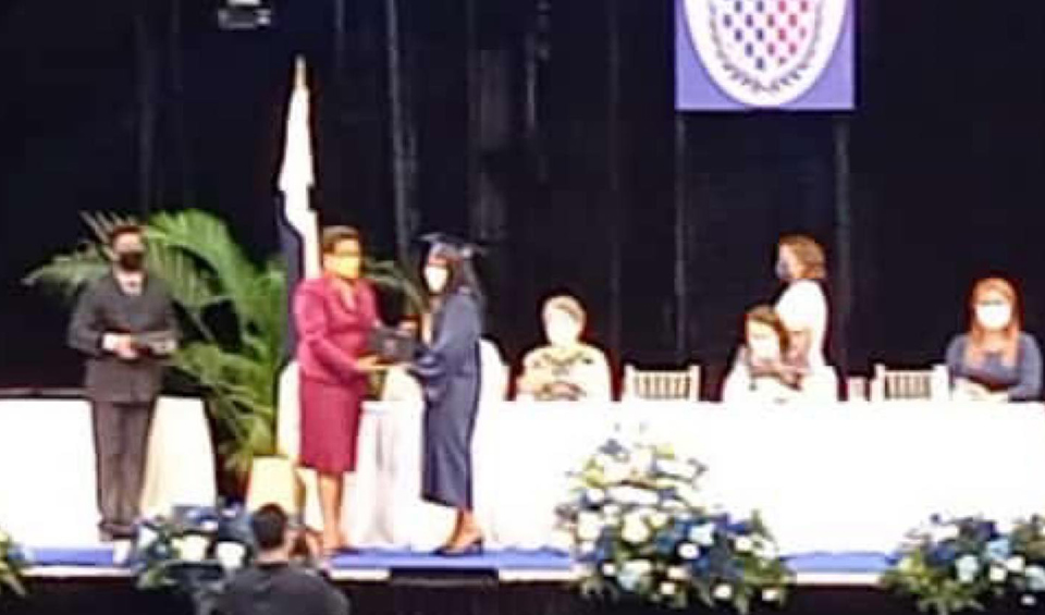 Estudiantes Nayrobis y Meibelyn Flores-reciben Diploma de Bachiller en Ciencias