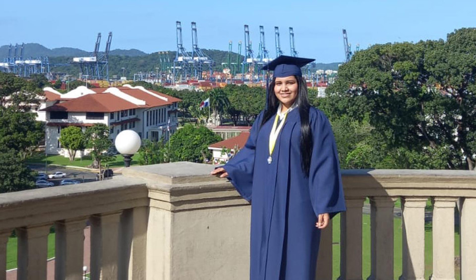 Estudiantes Nayrobis y Meibelyn Flores-reciben Diploma de Bachiller en Ciencias