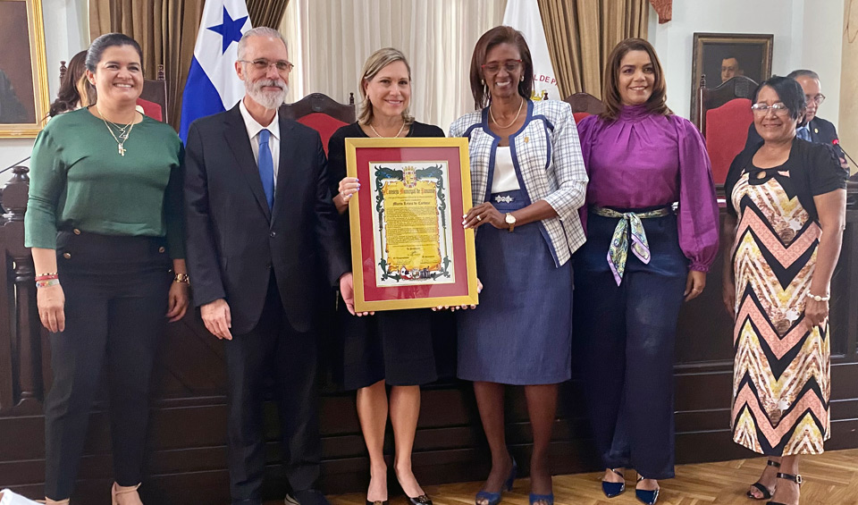 Sra. Marta Lewis de Cardoze - Hija Meritoria del Distrito de Panamá