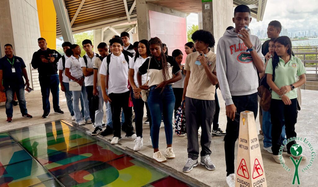 LET Program visita el BioMuseo