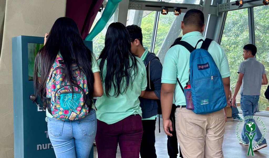 LET Program visita el BioMuseo