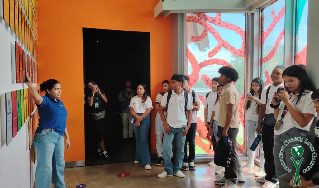 LET Program visita el BioMuseo